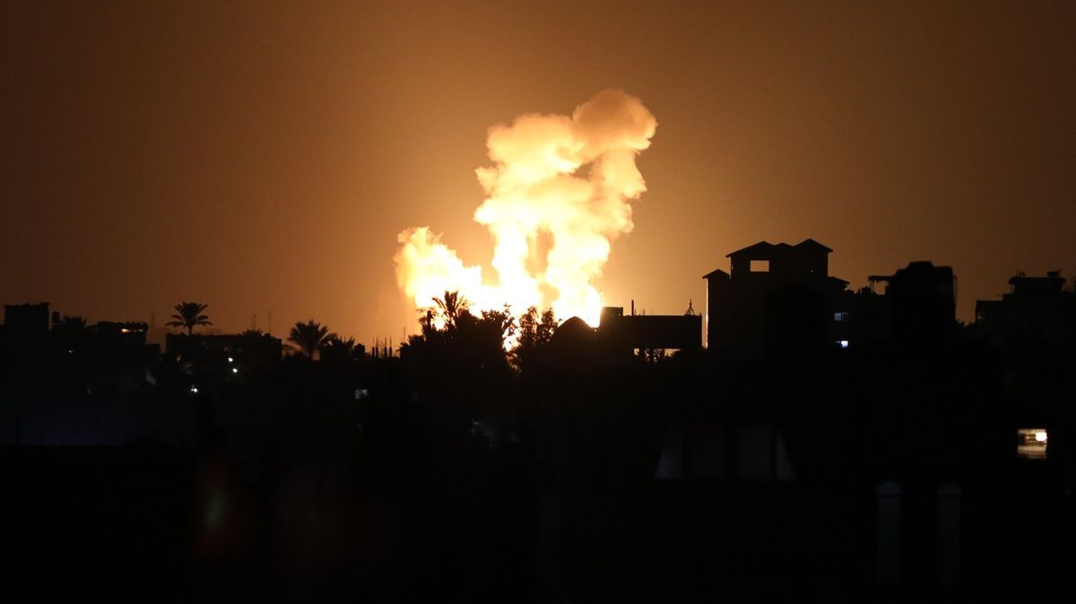 Izrael bombardoval Pásmo Gazy. Kvůli zápalným balónkům